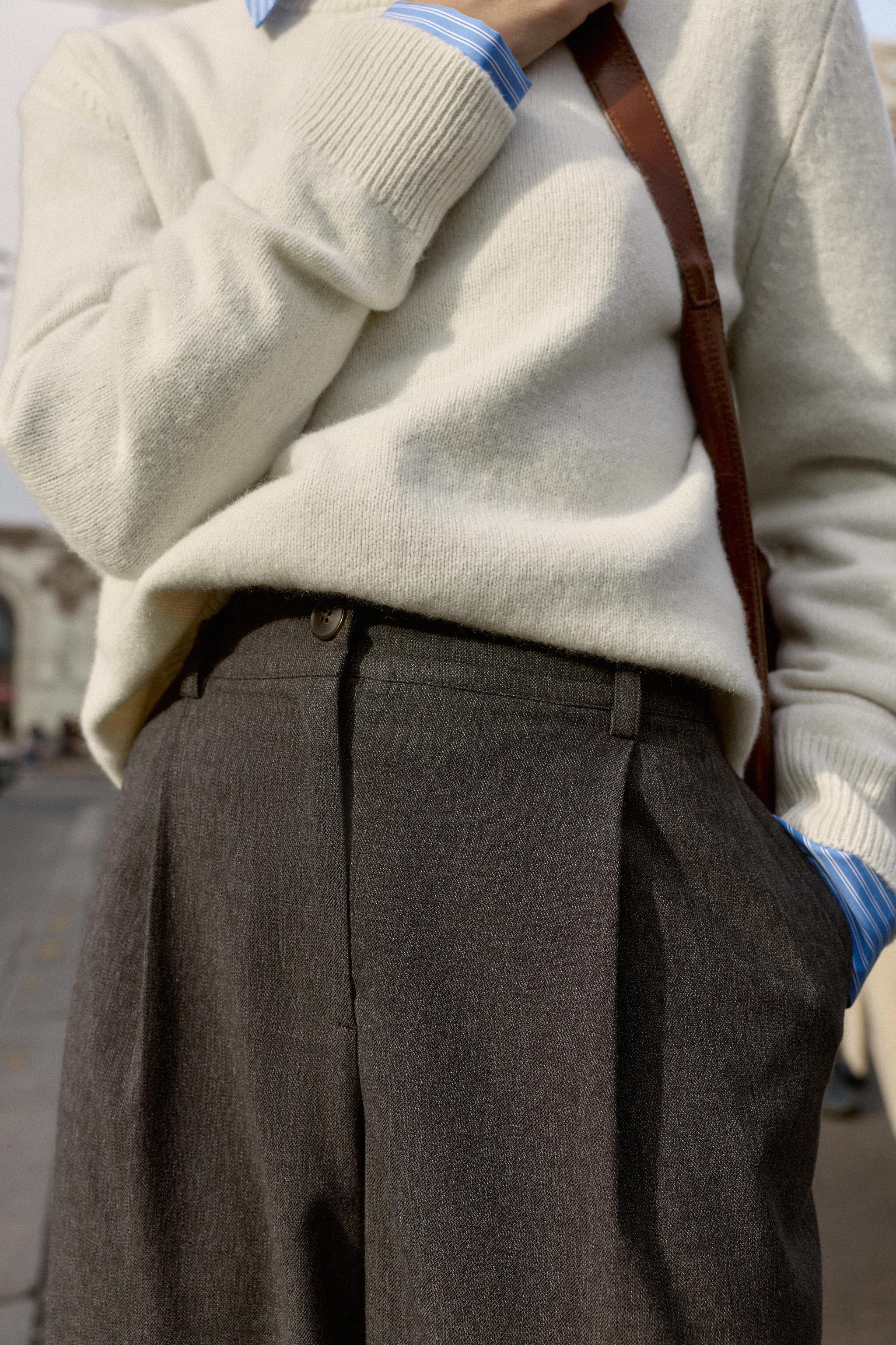 PLEATED PANTS WITH ELASTIC BACK